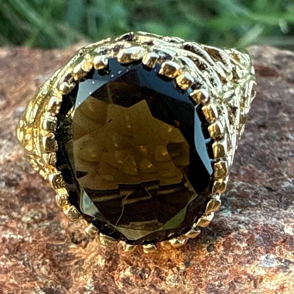 Elegant Gold Ring with a Stunning Smoky Quartz